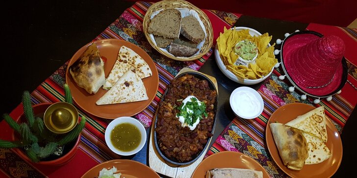 Mexická večeře pro dva: fazole, jalapeños, burrito, quesadilla, dezert nebo tequila