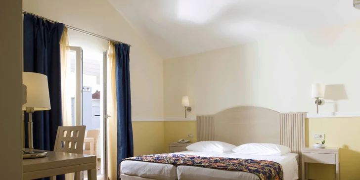 K dispozici budete mít ložnici s palandou, klimatizaci, balkon, koupelnu se sprchou, kuchyňku a obývací pokoj s rozkládacím gaučem.