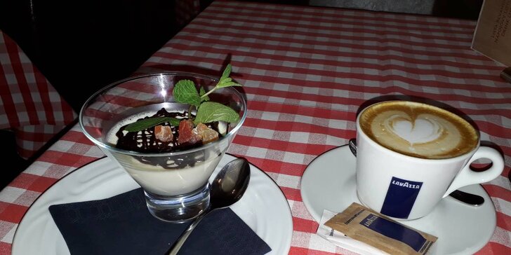 Zastavení na Starém Městě: káva a italský dezert dle výběru pro 1 nebo 2