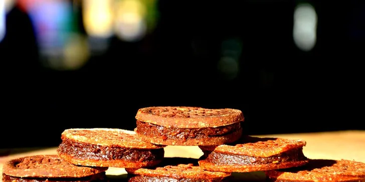 Výběrový vícenálevový čaj a zdravá raw sušenka dle výběru v Raw&Vegan bistru