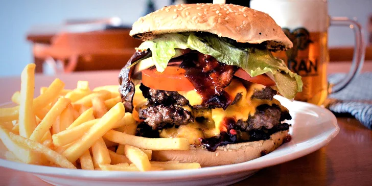 Kuřecí burger s pikantní omáčkou nebo hovězí burger s whisky BBQ omáčkou