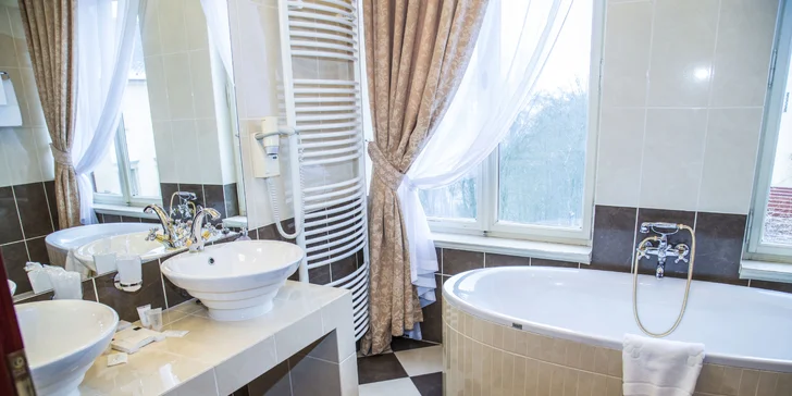 Luxusní pobyt na zámku: 5* apartmán, wellness pod skálou i večeře v krčmě