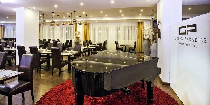 V elegantní restauraci se podává polopenze. Blýskněte se pěknými šaty a pochutnejte si.