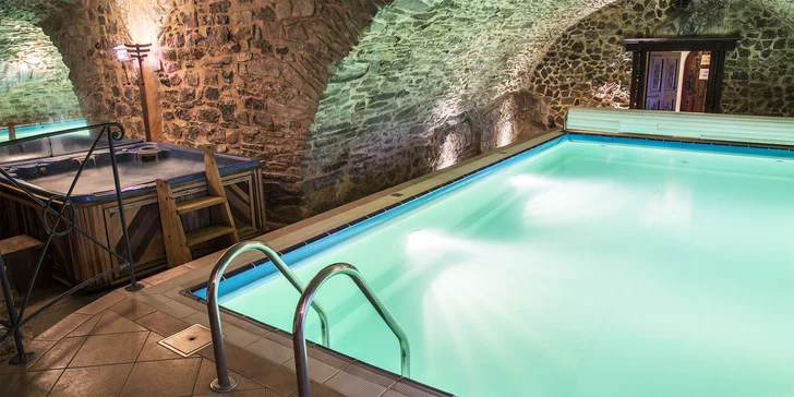 Luxusní pobyt na zámku: 5* apartmán, wellness pod skálou i večeře v krčmě