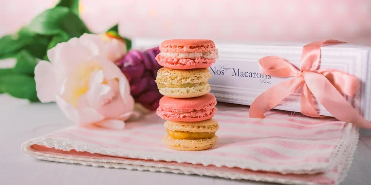 Balíček 6, 12 či 24 makronek od Nos Macarons, možnost romantického zdobení