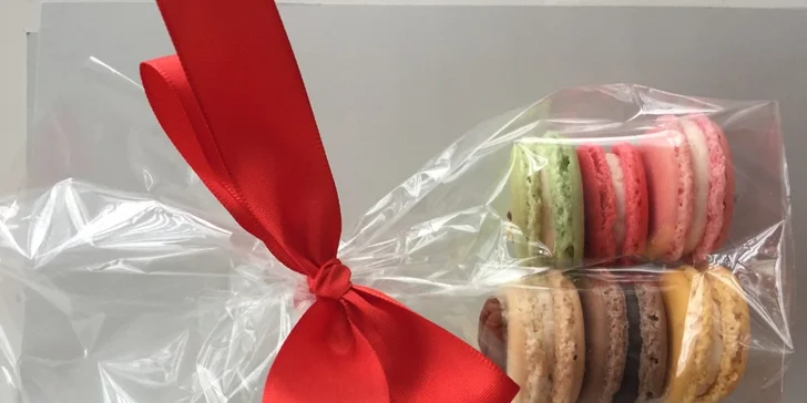 Balíček 6, 12 či 24 makronek od Nos Macarons, možnost romantického zdobení