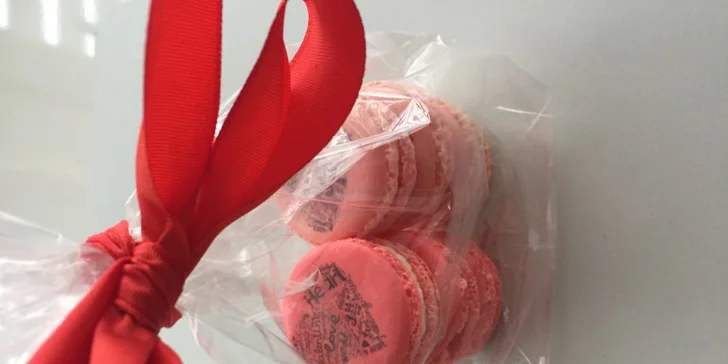 Balíček 6, 12 či 24 makronek od Nos Macarons, možnost romantického zdobení