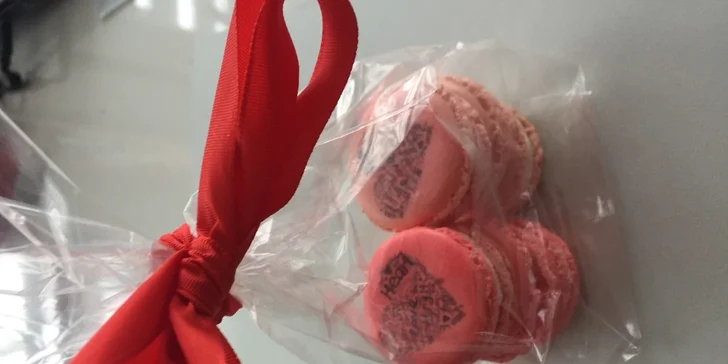 Balíček 6, 12 či 24 makronek od Nos Macarons, možnost romantického zdobení