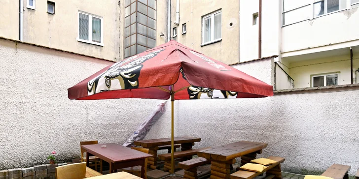 Když budete chtít a počasí dovolí, posedět můžete i na příjemné zahrádce ve vnitrobloku. 