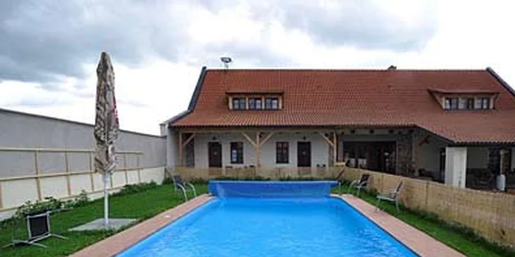 Pokud bude hezky, můžete se vykoupat ve venkovním bazénu.