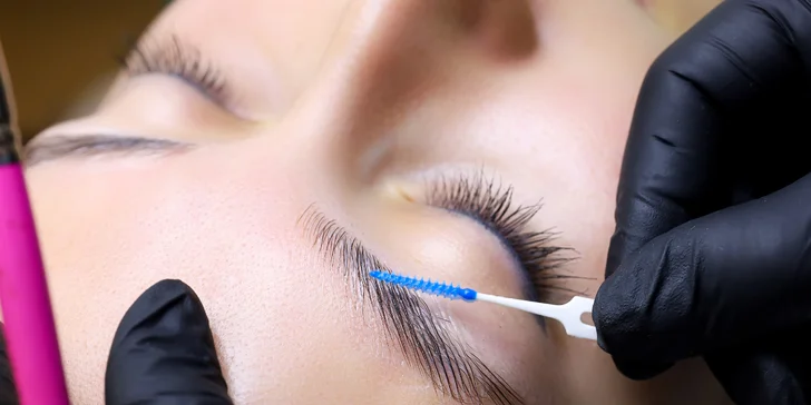 V balíčku LOOK máte na výber lamináciu obočia alebo lashlifting. Vďaka laminácii sa obočie stane poddajným, opticky sa zahustí a aj neposlušné chĺpky budú pôsobiť upravenejšie a uhladenejšie.