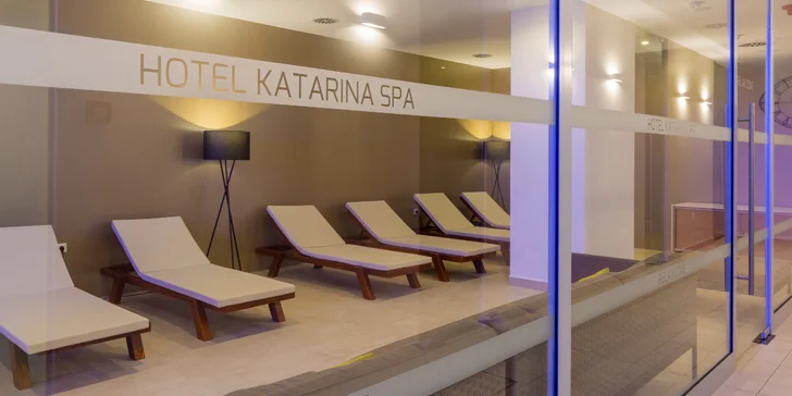 Ve wellness je také příjemná relaxační místnost. 