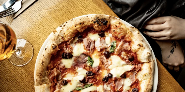 Pizzu o průměru 32 cm si vyberete z nabídky restaurace.