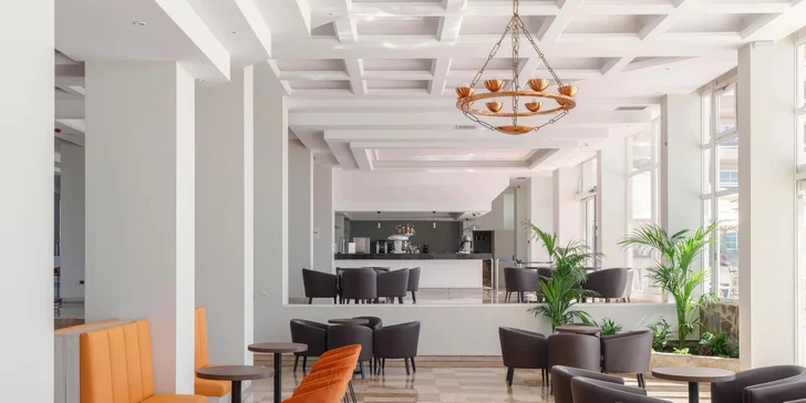 Pro milovníky intimnější atmosféry jsou k dispozici dvě stylové à la carte restaurace, které nabízejí jedinečné kulinářské večery.