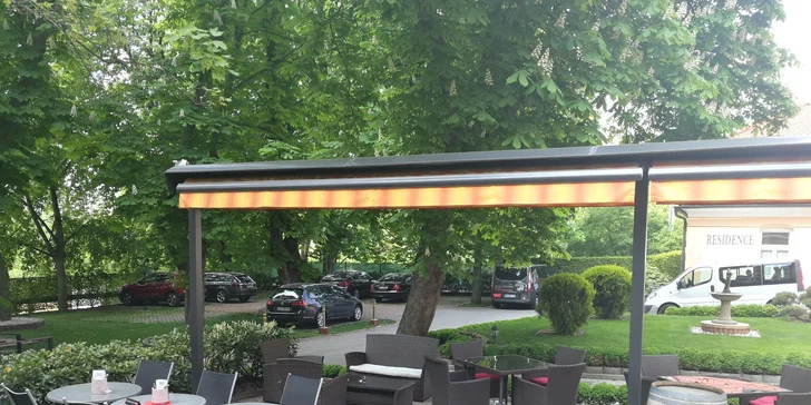 Restaurace patří ke komplexu 4* hotelu a posedět můžete i venku na klidné terase.