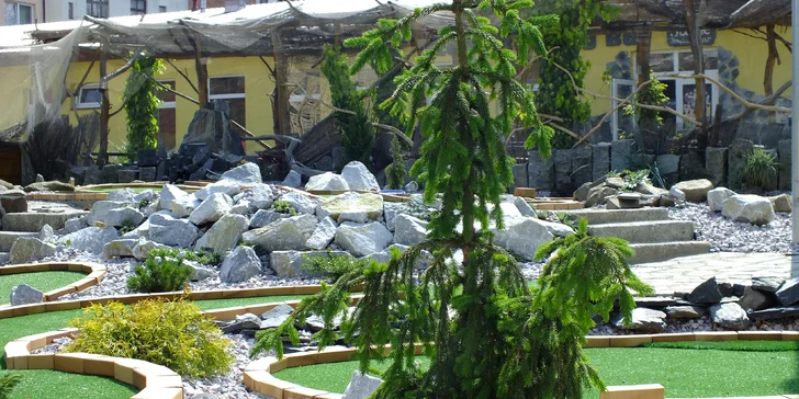 Vy si užijete hru na certifikovaném outdoorovém hřišti.