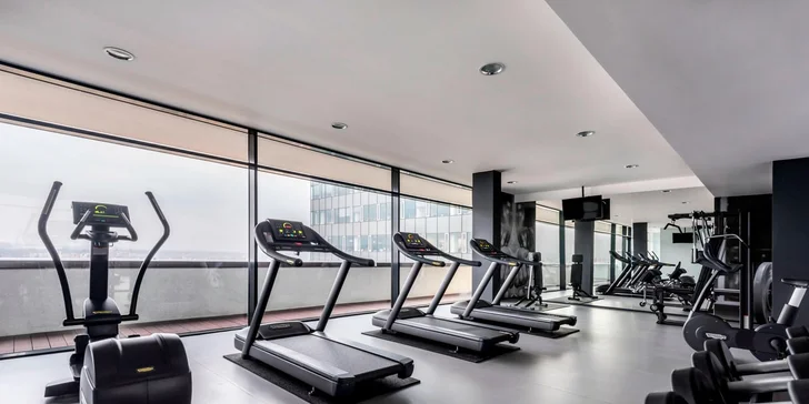 Vstup do nepretržite otvoreného fitness centra s panoramatickým výhľadom je zdarma.
