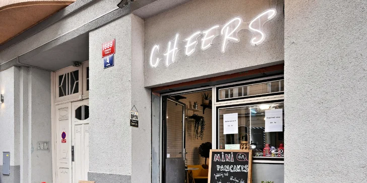 Za hezkého počasí si na tom celém můžete smlsnout i venku u stolečku. 