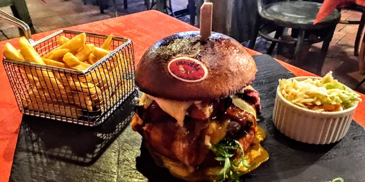 K burgeru dostanete také hranolky a coleslaw.