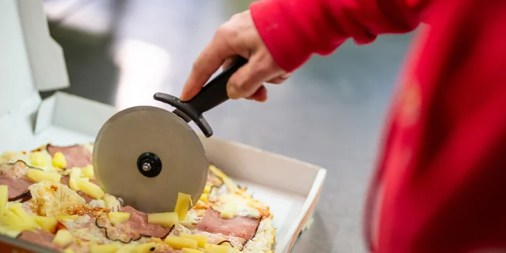 Každá pizza má průměr 32 cm.