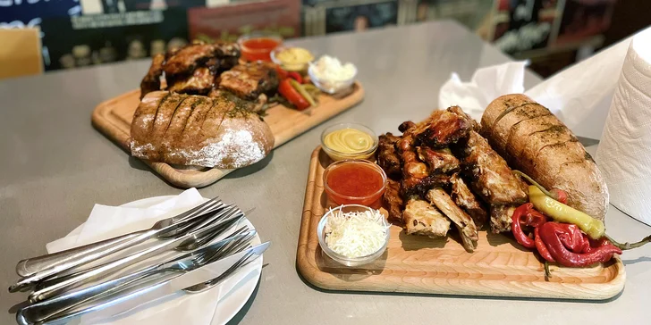 Čekají na vás pečená vepřová žebra spareribs s hořčicí, sweet chilli a beraními rohy.