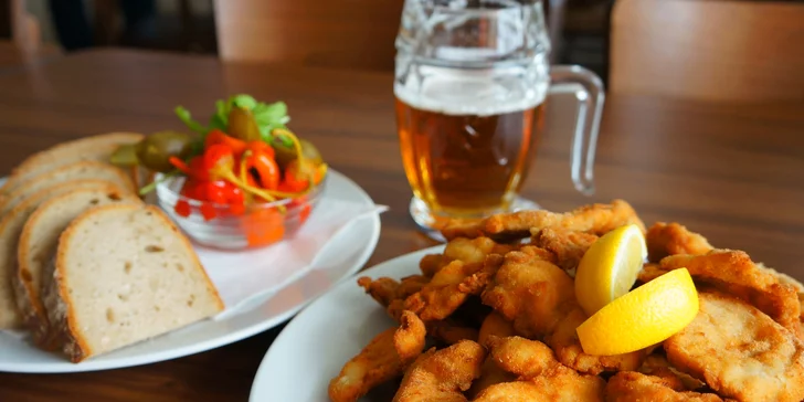 1 nebo 2 kg kuřecích a vepřových řízečků, beraní rohy, okurka a chléb