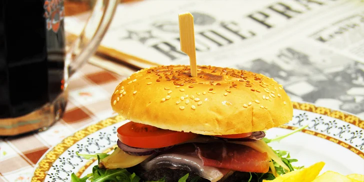 Dva burgery v baru Marcela Ihnačáka, který je umístěný v atomovém krytu 10-Z