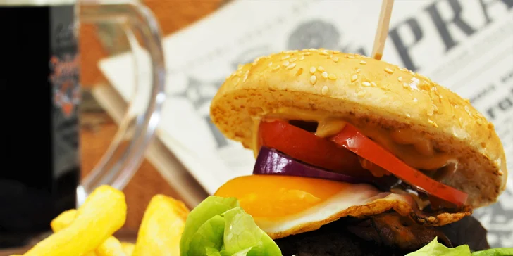 Dva burgery v baru Marcela Ihnačáka, který je umístěný v atomovém krytu 10-Z