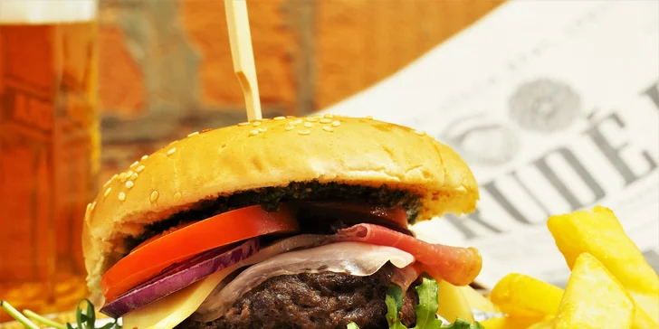 Dva burgery v baru Marcela Ihnačáka, který je umístěný v atomovém krytu 10-Z