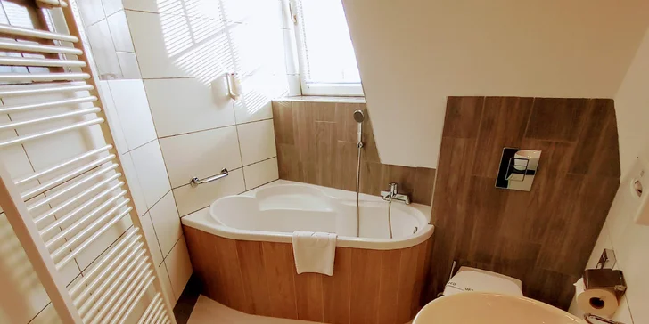 Všechny mají vlastní koupelnu. V apartmánu je vybavená rohovou vanou.