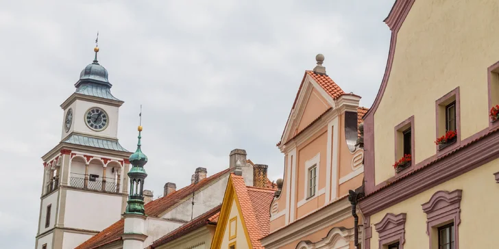 Příjemnou procházkou si můžete projít náměstí i zámek.