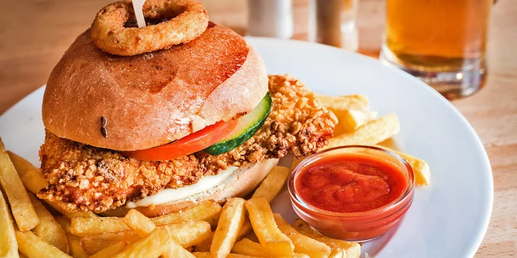 Křupavá dobrota na chuť i hlad: Crispy chicken burger v domácí bulce s hranolky