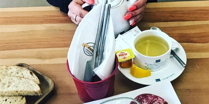 Snídaně all you can eat podávané po celý den: anglická, česká, fit a další
