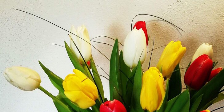 Květiny jako něžný projev lásky: pugét holandských tulipánů s balónky i bez