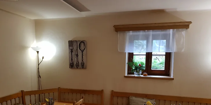 BBQ bašta pro 2-4: vepřová žebra, marinovaná křidélka, jalapeños burger i hranolky