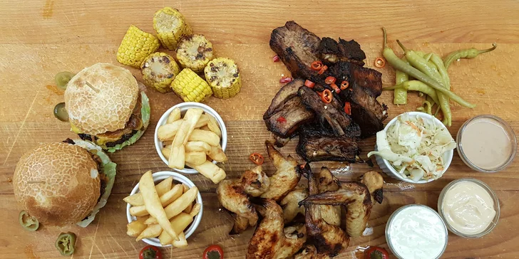 BBQ bašta pro 2-4: vepřová žebra, marinovaná křidélka, jalapeños burger i hranolky