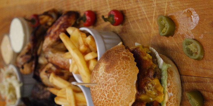 BBQ bašta: vepřová žebra, marinovaná křidélka, jalapeños burger i hranolky
