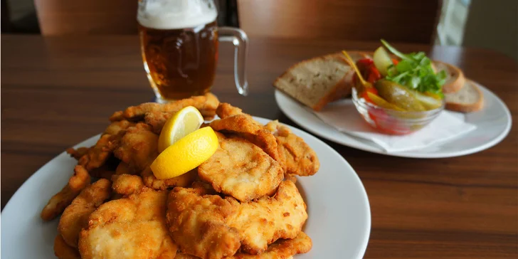 1 nebo 2 kg kuřecích a vepřových řízečků, beraní rohy, okurka a chléb