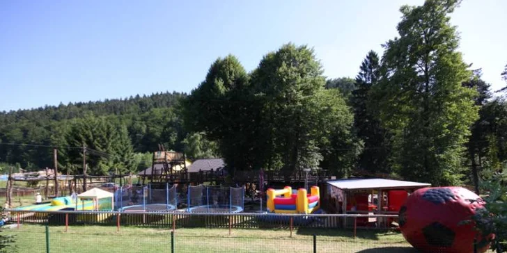 Odpočinek na břehu Bečvy: mobilní domek nedaleko skanzenu i Radhoště