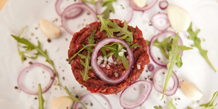 Tatarák z vyzrálého hovězího z místní farmy ve vyhlášené restauraci