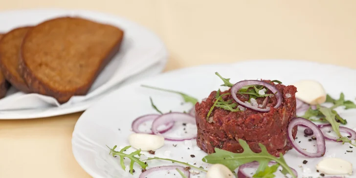 Tatarák z vyzrálého hovězího z místní farmy ve vyhlášené restauraci