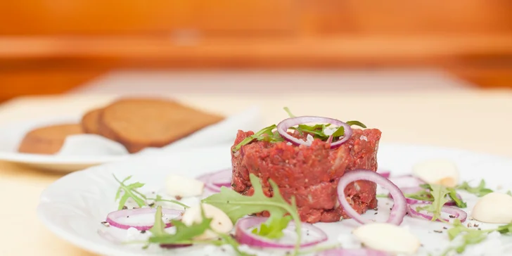 Tatarák z vyzrálého hovězího z místní farmy ve vyhlášené restauraci