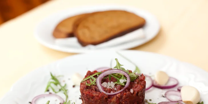 Tatarák z vyzrálého hovězího z místní farmy ve vyhlášené restauraci