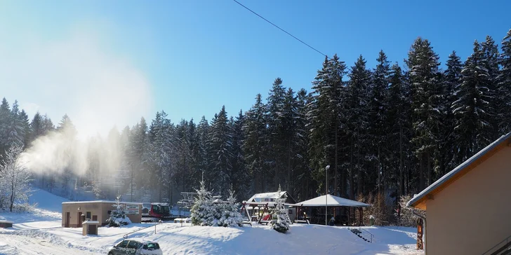 Užijte si lyžovačku na závěr sezóny: Pobyt pro 2 s polopenzí a skipasy