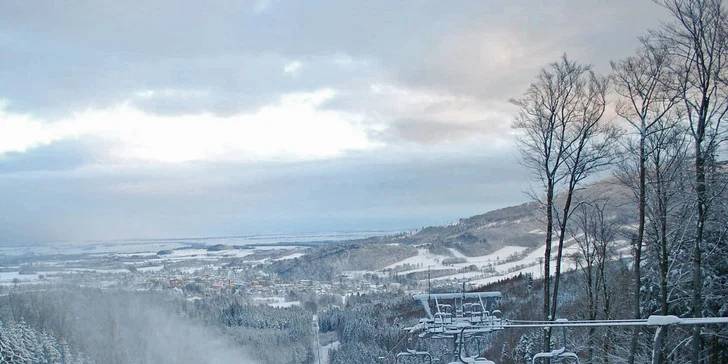 Užijte si lyžovačku na závěr sezóny: Pobyt pro 2 s polopenzí a skipasy