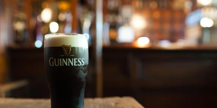 Večer u Medvěda: Guinness nebo cider Magners a na zobání Torrtips s omáčkou