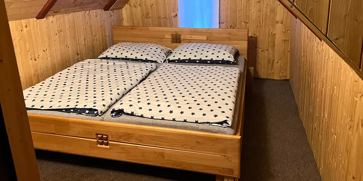 Na pokoji najdete manželskou postel nebo samostatná lůžka.