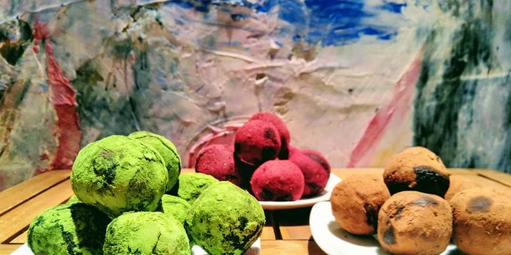 Výběrový vícenálevový čaj a zdravá raw sušenka dle výběru v Raw&Vegan bistru