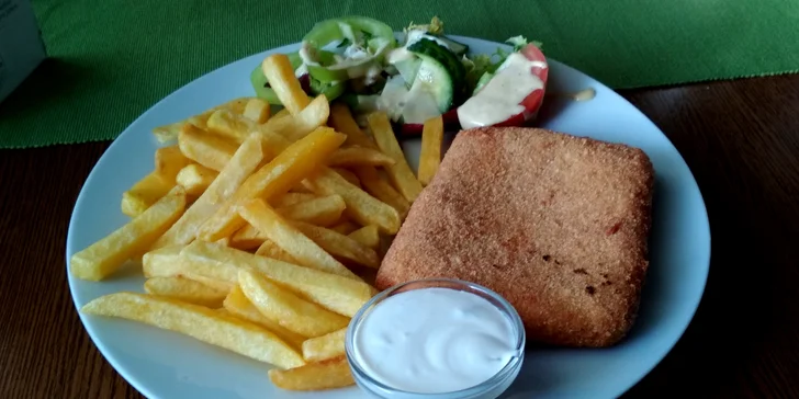 Křupavá česká klasika: smažák s hranolky a tatarskou omáčkou