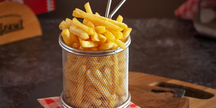 Macatý burger doplňuje také porce hranolek. 